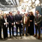 El presidente Mañueco durante su visita al stand de Soria en Fitur