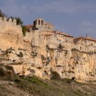 Rello, en lo alto de un promontorio rocoso, conserva uno de los recintos amurallados mejor preservados de Soria.