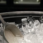 Sostener hielo entre las manos, como propone esta técnica de grounding, puede ayudar a calmar la ansiedad en momentos de crisis.