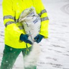Un operario reparte sal en Soria sobre la nieve del miércoles.