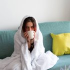 Abrigarse puede aportar confort térmico, pero no previene el resfriado si no hay exposición a virus en el ambiente.