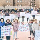 Los niños del CEIP Infantes de Lara de Soria celebran el Día Escolar de la Paz.