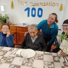El centenario durante el homenaje en la residencia de Tardelcuende.