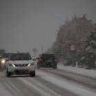 La nieve dificulta el tráfico en la N-630.