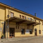 Fachada principal de estación de El Cañuelo.