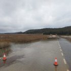 La crecida de la Laguna de Calatañazor ha invadido la carretera entre esta localidad soriana y Muriel de la Fuente.