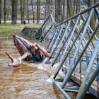 El cangrejo dañado y estampado otra vez con la derrumbada pasarela del Soto Playa.