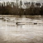 El personal de emergencias trabajó a destajo para paliar los problemas de la riada
