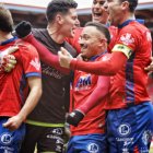 Los jugadores rojillos celebran el tanto de Juancho que le ha dado los tres goles al Numancia ante el Ourense.