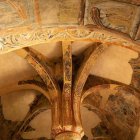 La columna central que se abre como una palmera es el elemento más sorprendente de la Ermita de San Baudelio, una solución arquitectónica única del siglo XI.