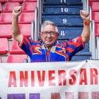Antonio Reglero en Los Pajaritos junto a la pancarta que conmemora el 25 aniversario de la Peña Amigos del Numancia.
