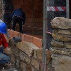 Última hacendera en el pueblo para seguir levantando El Refugio de Sarnago, que podría estrenar el aislante..
