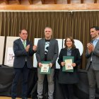 Benito Serrano con los ganadores, Javier Parra y Carolina Gómez y el diputado de Cultura, Enrique Rubio.
