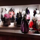 Faldas, mantones y bordados revelan la diversidad estética y social del traje popular en distintas localidades sorianas.