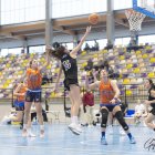 Una de las accione del encuentro de baloncesto femenino.