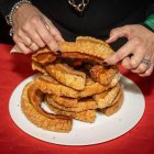 Plato de torreznos listo para ser degustado el producto en una de las fases del concurso.