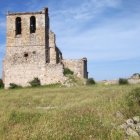 Restos de la iglesia de Peñalcázar, un antiguo pueblo de Soria que quedó sin habitantes y hoy conserva parte de su patrimonio histórico.