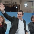 El candidato del Partido Popular de Castilla y León a la reelección como presidente de la Junta, Alfonso Fernández Mañueco, participa en un acto electoral en Soria junto a la candidata Rocío Lucas y el presidente del PP de Soria, Benito Serrano.