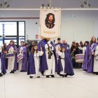 Integrantes de la cofradía de la Vera Cruz de Ágreda, haciendo entrada al centro cívico
