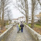 Acceso a Almarza por el puente peatonal.