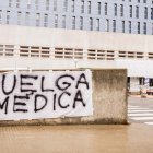 Los médicos se movilizan cada día en las puertas del Hospital Santa Bárbara.