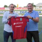 Míchel Sanz, a la izquierda de la imagen junto con el presidente del Tarazona, Aniceto Navarro.