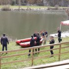 Bomberos y Policía Local y Nacional se preparan para el rescate del cuerpo sin vida hallado en aguas del Duero en Soria.