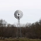 Un moderno molino de viento para la impulsión de agua en la provincia de Soria.