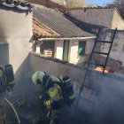 Los bomberos en la extinción del incendio de Almazán.