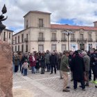 Asistentes a la inauguración del escultura del Toro Jubilo.