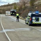 Una mujer ha fallecido en un accidente de tráfico al colisionar su vehículo con un camión.