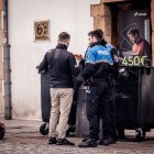 La Policía Local inspecciona un patinete.