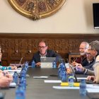 El presidente de la Diputación, Benito Serrano, durante la comisión de Hacienda.