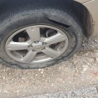 El coche de un edil de Covaleda amanece con dos ruedas rajadas.