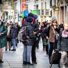 Gente en El Collado, en la capital.