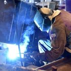 Un operario realiza una soldadura en una estructura metálica.