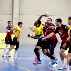 Marquinhos trata de fajarse de la defensa de BM Burgos.