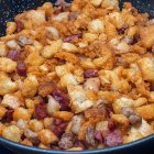Las migas sorianas muestran su versión más clásica, con pan crujiente, embutidos y ese equilibrio de texturas que define la cocina pastoril