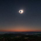 Recreción de un eclipse solar en un monte soriano en una imagen generada por IA.