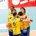 Los jugadores del equipo canario celebran un punto.
