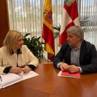 La delegada de la Junta, Yolanda de Gregorio, con el alcalde de Soria, Javier Antón.