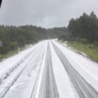Carretera cubierta por el granizo este martes en la provincia de Soria.
