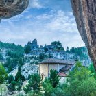 La ermita de San Bartolomé, enmarcada por las paredes de una cueva del Cañón del Río Lobos, concentra una de las estampas más evocadoras y misteriosas de Soria.