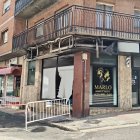 Imagen de cómo ha quedado el exterior del local en la zona en que estaban los contenedores.