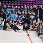 Los seis equipos del Sporting Santo Domingo que subieron al podio posan en el propio Polideportivo Pisuerga