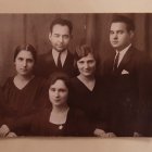 Juan Foronda, en el centro, junto a su mujer (abajo) y sus tres hermanos.