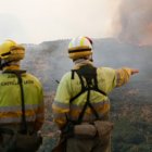 Archivo - Varios bomberos observan el incendio forestal, a 24 de agosto de 2025, en La Baña, Encinedo, La Cabrera, León, Castilla y León (España). 