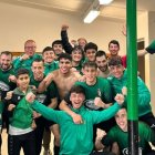 La plantilla de la S.D. Ágreda celebra un triunfo en el vestuario.