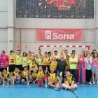 Foto de familia del acto inclusivo organizado por Balonmano Soria y Manoinclusión.
