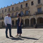 Belén Izquierdo y Damián Ferrero en la plaza Mayor.